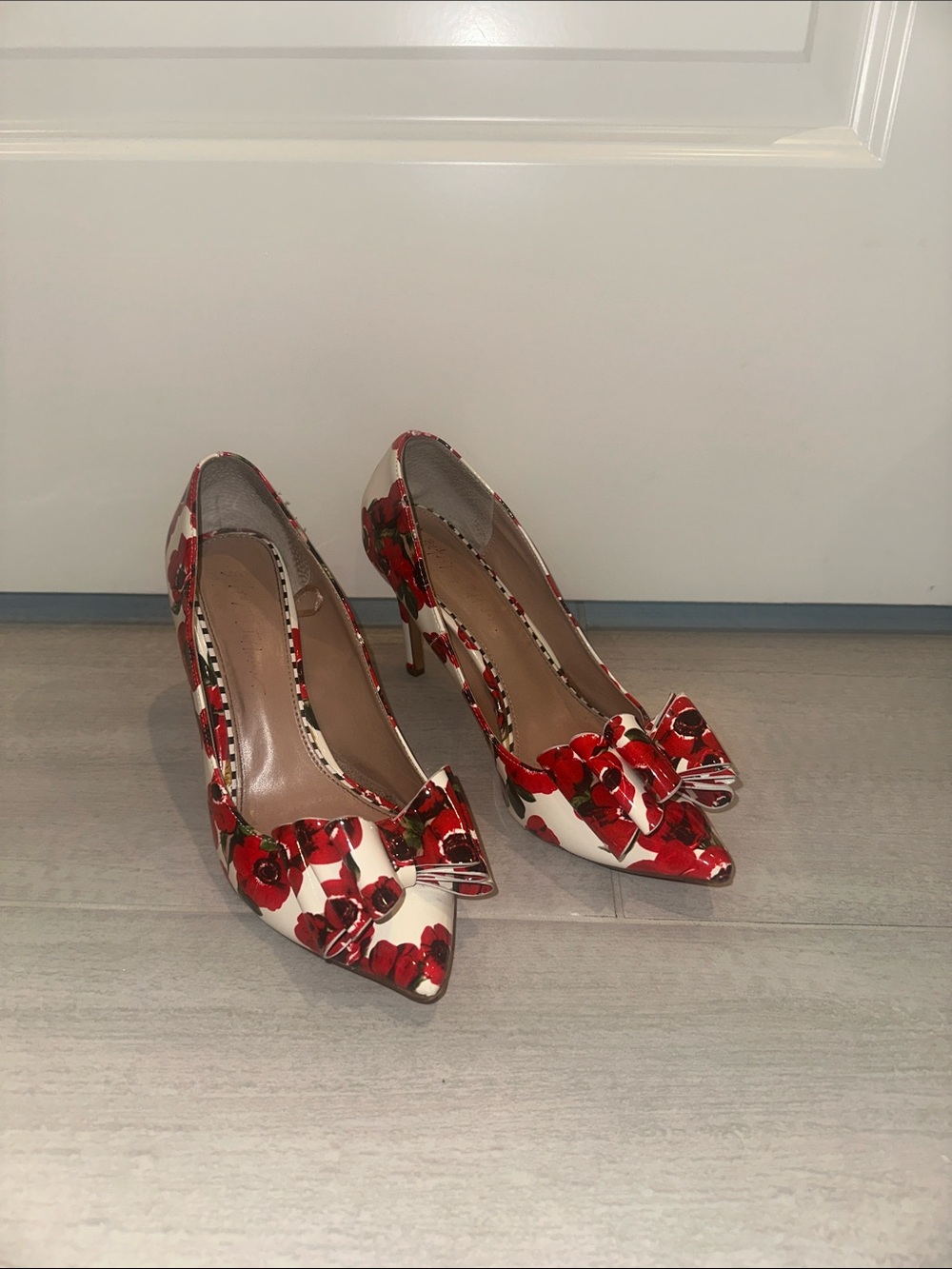 GUC Betsey Johnson Brand Red Rose Floral Bow Pointed-Toe High Heels White Flower - Picture 5 of 16